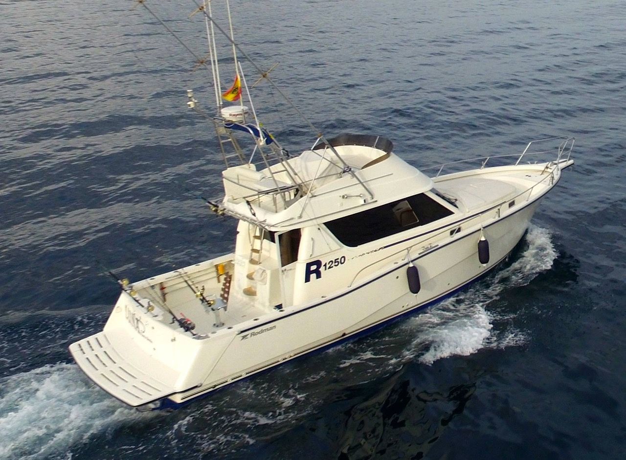 Barco de pesca LUNA, Rodman 12,50 R, navegando frente a Puerto Banús